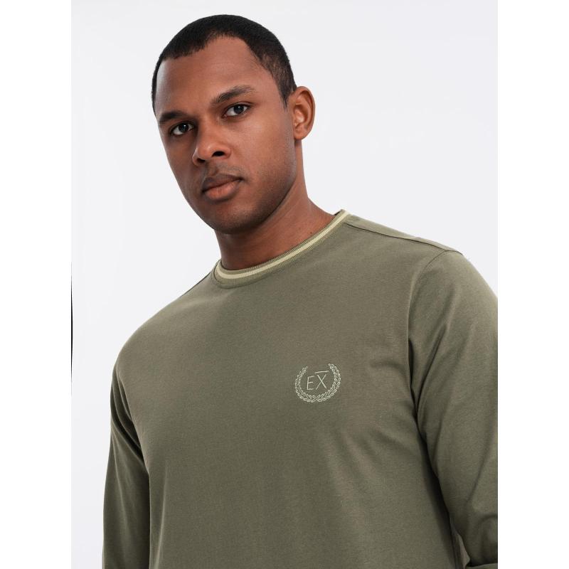 Pánske bavlnené tričko s dlhým rukávom, výstrihom do U, pruhmi a výšivkou - olivové V1 OM-LSCL-0128