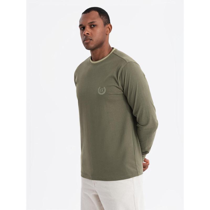 Pánske bavlnené tričko s dlhým rukávom, výstrihom do U, pruhmi a výšivkou - olivové V1 OM-LSCL-0128