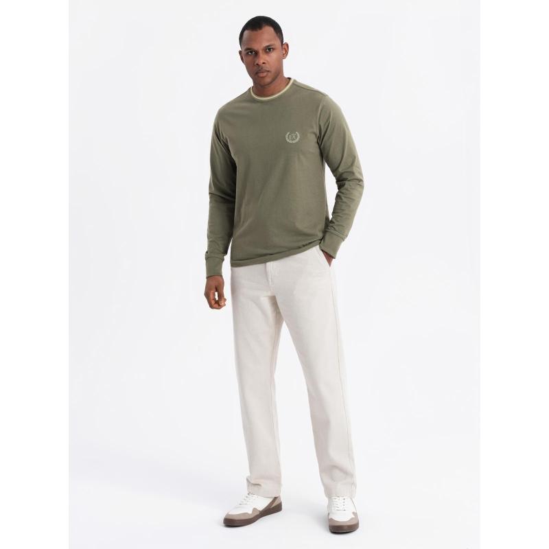 Pánske bavlnené tričko s dlhým rukávom, výstrihom do U, pruhmi a výšivkou - olivové V1 OM-LSCL-0128
