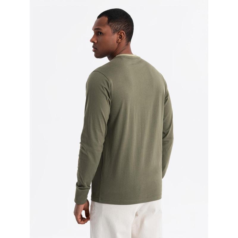 Pánske bavlnené tričko s dlhým rukávom, výstrihom do U, pruhmi a výšivkou - olivové V1 OM-LSCL-0128