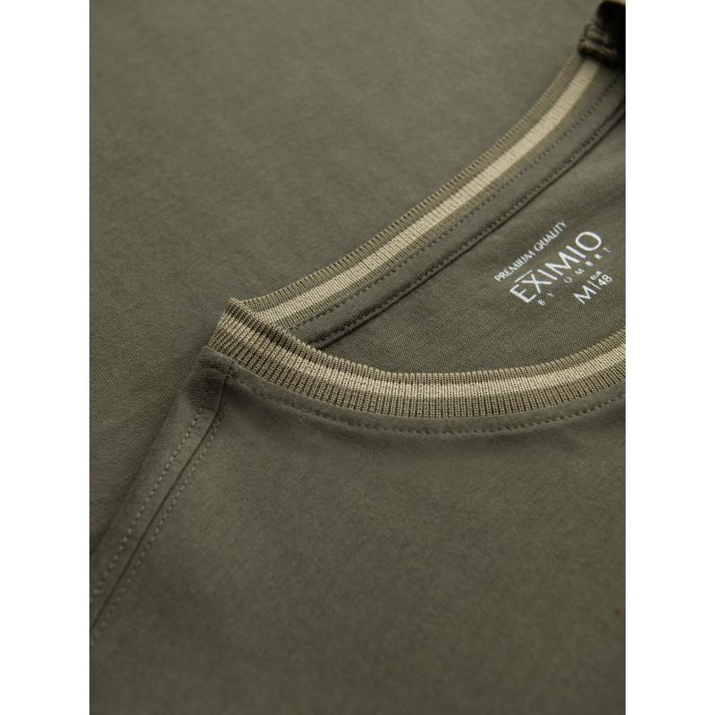 Pánske bavlnené tričko s dlhým rukávom, výstrihom do U, pruhmi a výšivkou - olivové V1 OM-LSCL-0128