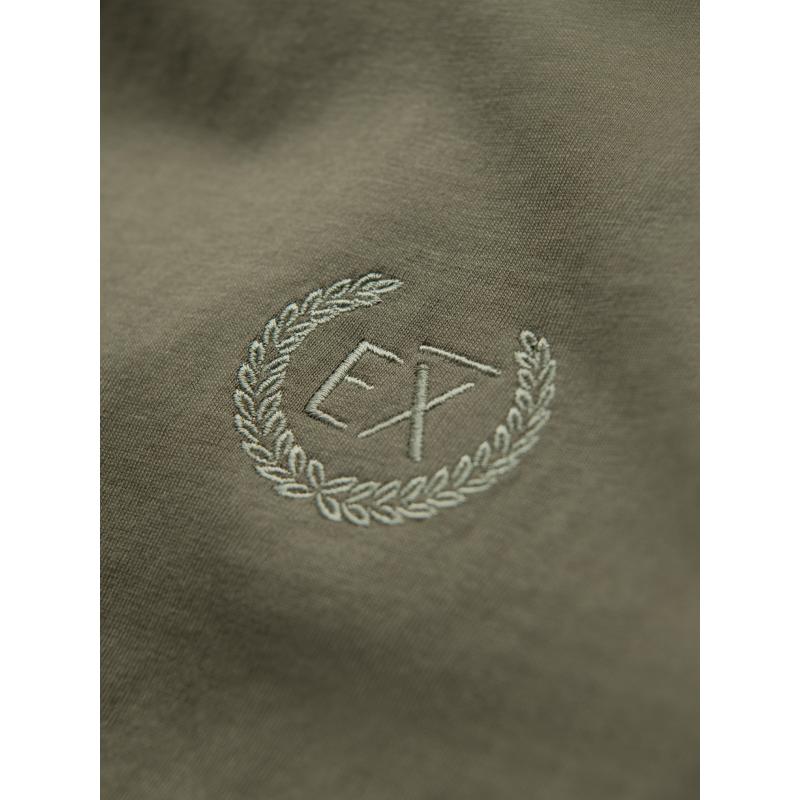 Pánske bavlnené tričko s dlhým rukávom, výstrihom do U, pruhmi a výšivkou - olivové V1 OM-LSCL-0128