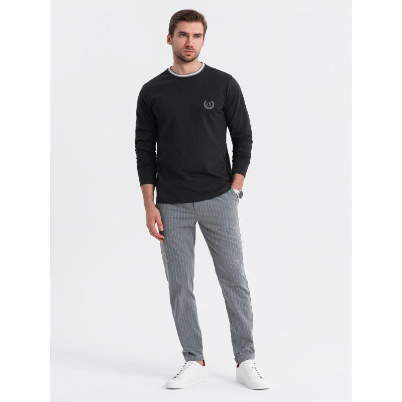 Pánske bavlnené tričko s dlhým rukávom, pruhovaným výstrihom do U a výšivkou – čierne V4 OM-LSCL-0128
