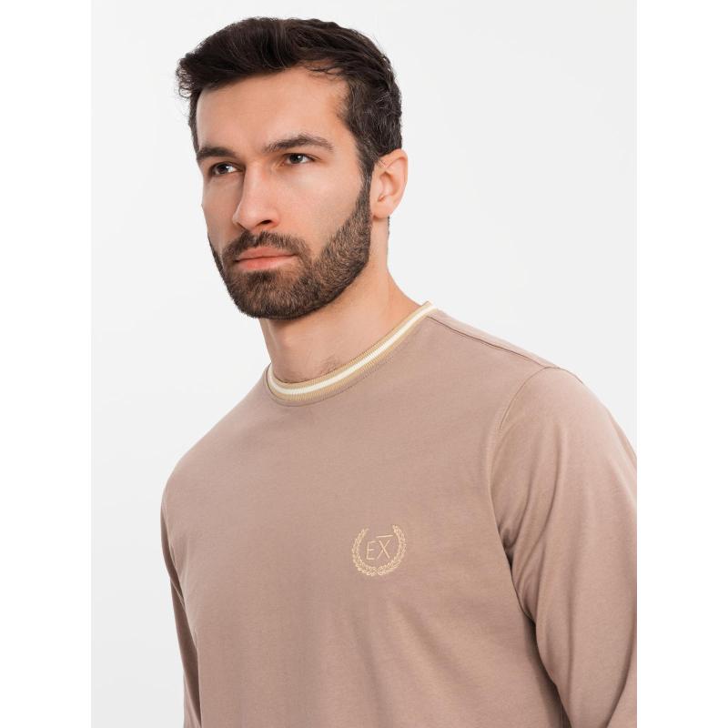 Pánské bavlněné tričko s dlouhým rukávem, pruhovaným výstřihem do U a výšivkou – hnědé V6 OM-LSCL-0128