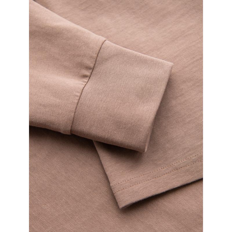 Pánské bavlněné tričko s dlouhým rukávem, pruhovaným výstřihem do U a výšivkou – hnědé V6 OM-LSCL-0128