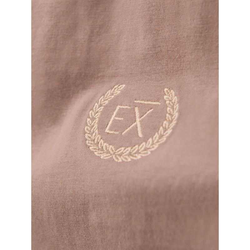 Pánské bavlněné tričko s dlouhým rukávem, pruhovaným výstřihem do U a výšivkou – hnědé V6 OM-LSCL-0128