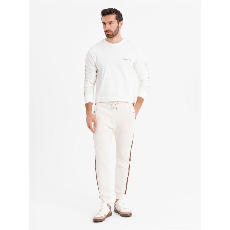 Pánske bavlnené tričko s dlhým rukávom, výstrihom do U, lemovaním a potlačou na hrudi – biela V3 OM-LSCL-0127