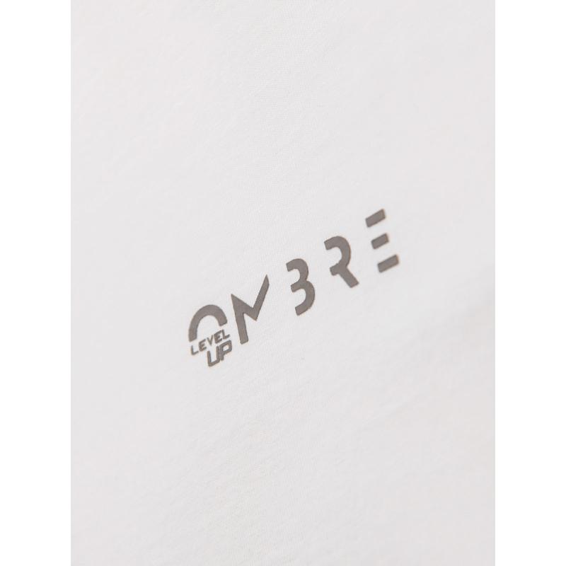 Pánske bavlnené tričko s dlhým rukávom, výstrihom do U, lemovaním a potlačou na hrudi – biela V3 OM-LSCL-0127