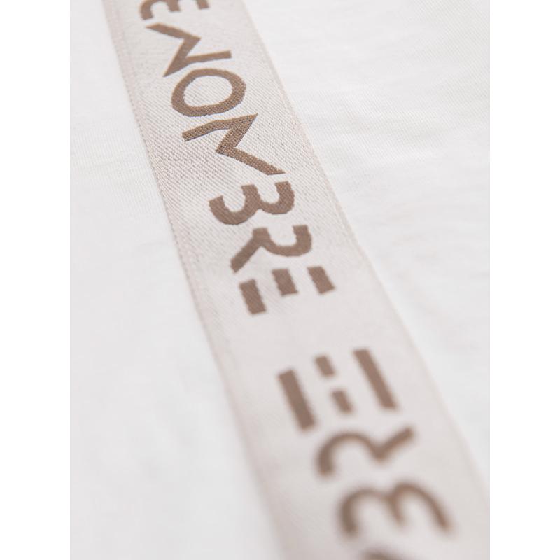 Pánske bavlnené tričko s dlhým rukávom, výstrihom do U, lemovaním a potlačou na hrudi – biela V3 OM-LSCL-0127