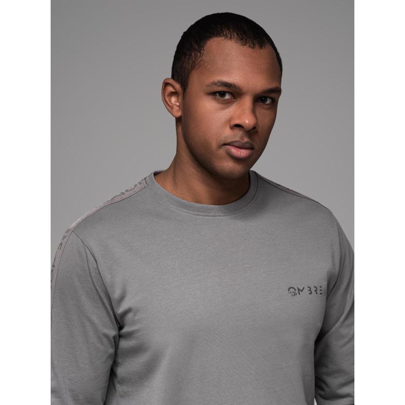 Pánske bavlnené tričko s dlhým rukávom, výstrihom do U, lemovaním a potlačou na hrudi – šedé V5 OM-LSCL-0127