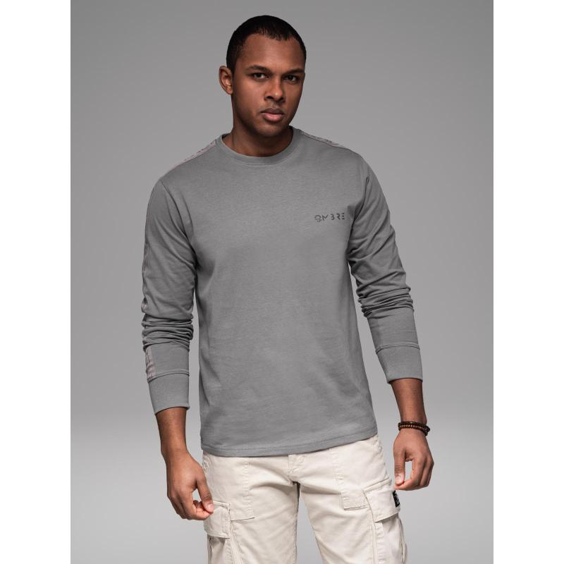 Pánske bavlnené tričko s dlhým rukávom, výstrihom do U, lemovaním a potlačou na hrudi – šedé V5 OM-LSCL-0127