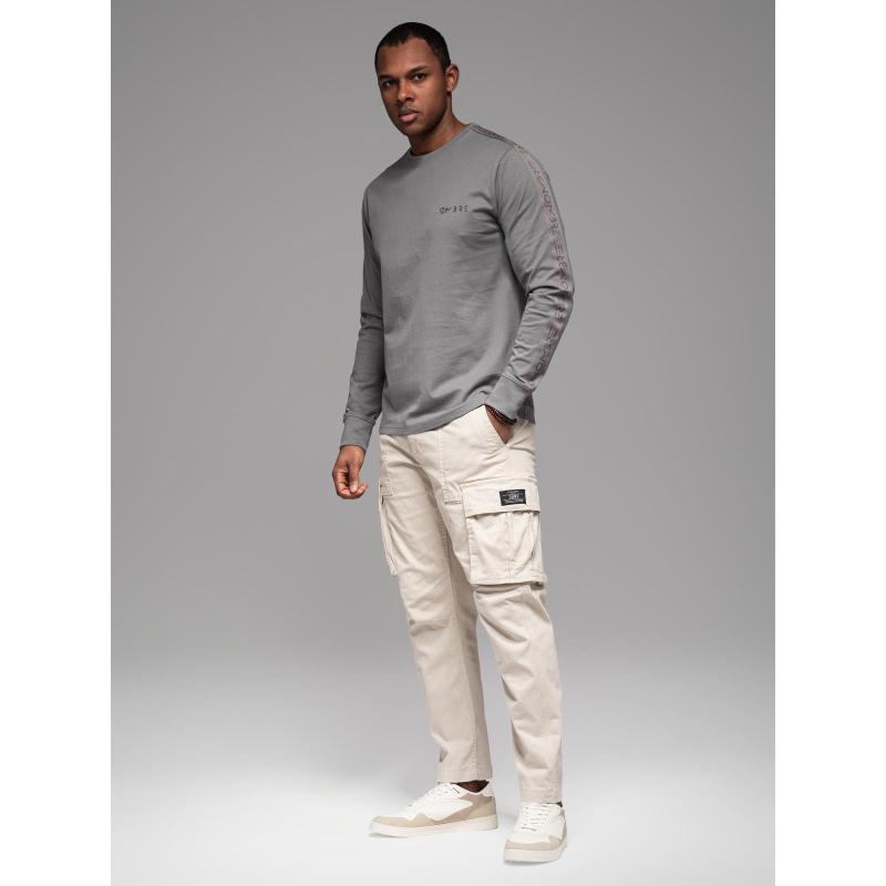 Pánske bavlnené tričko s dlhým rukávom, výstrihom do U, lemovaním a potlačou na hrudi – šedé V5 OM-LSCL-0127