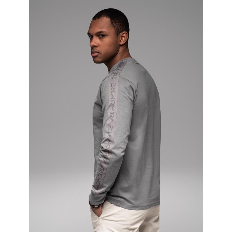 Pánske bavlnené tričko s dlhým rukávom, výstrihom do U, lemovaním a potlačou na hrudi – šedé V5 OM-LSCL-0127