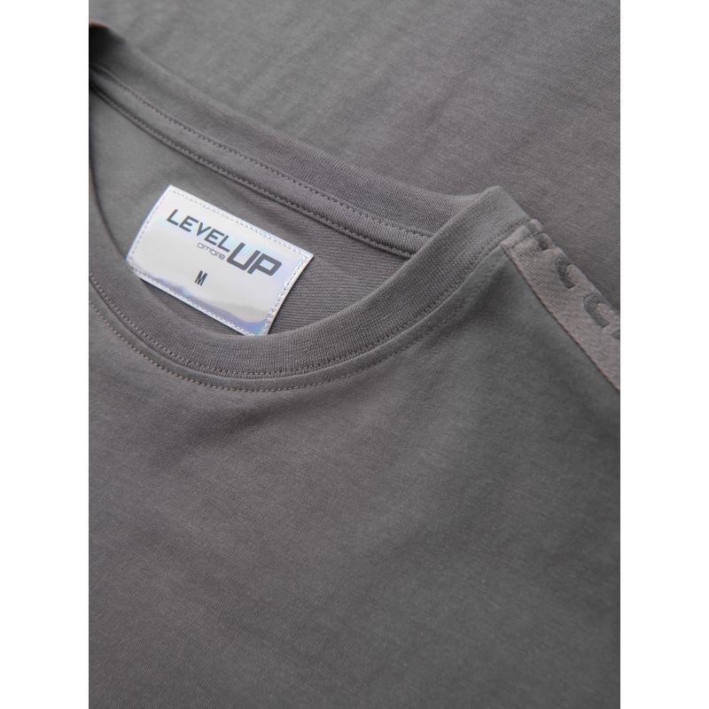 Pánske bavlnené tričko s dlhým rukávom, výstrihom do U, lemovaním a potlačou na hrudi – šedé V5 OM-LSCL-0127