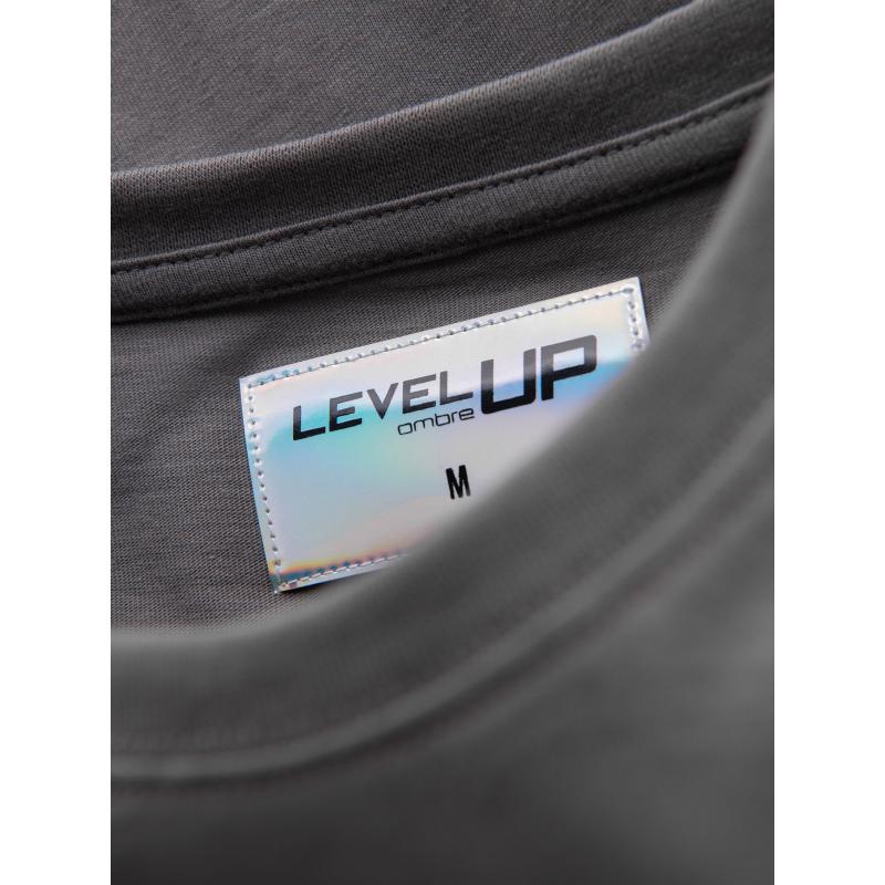 Pánske bavlnené tričko s dlhým rukávom, výstrihom do U, lemovaním a potlačou na hrudi – šedé V5 OM-LSCL-0127