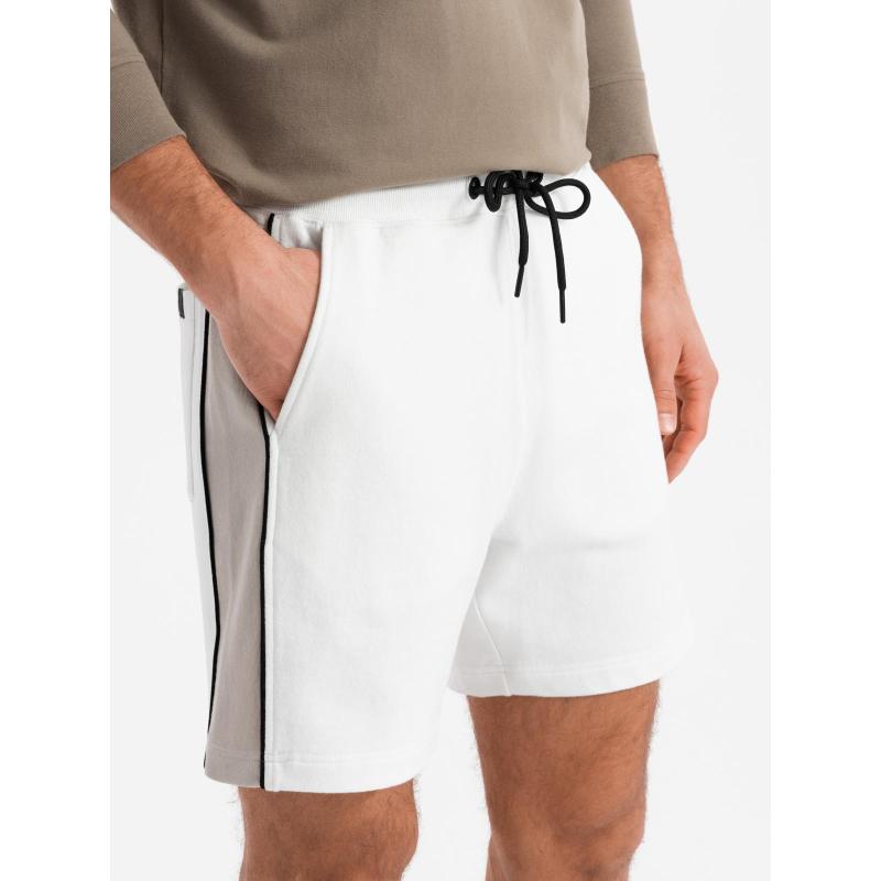 Férfi rövid pulóver nadrág széles csíkokkal - tört fehér V1 OM-SRSK-0182