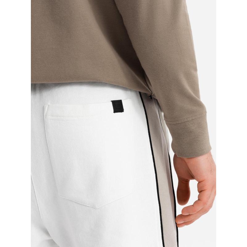 Férfi rövid pulóver nadrág széles csíkokkal - tört fehér V1 OM-SRSK-0182