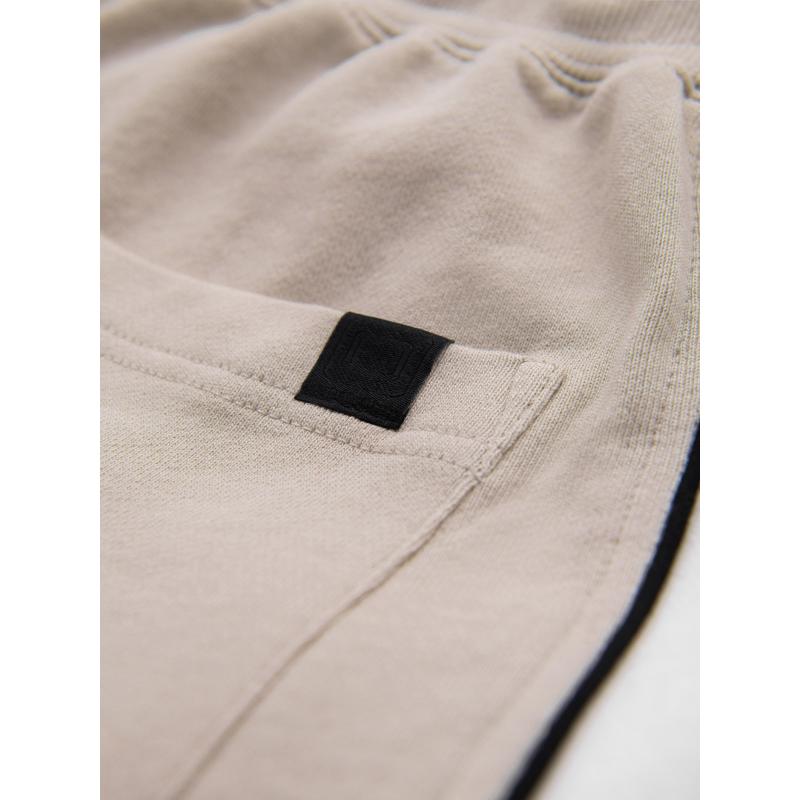 Férfi rövid pulóver nadrág széles csíkokkal - bézs V2 OM-SRSK-0182