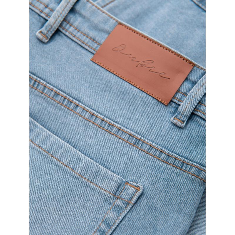 Pánské krátké džínové kraťasy s odřeninami a ohrnutými nohavicemi - světle modré V1 OM-SRDS-0186