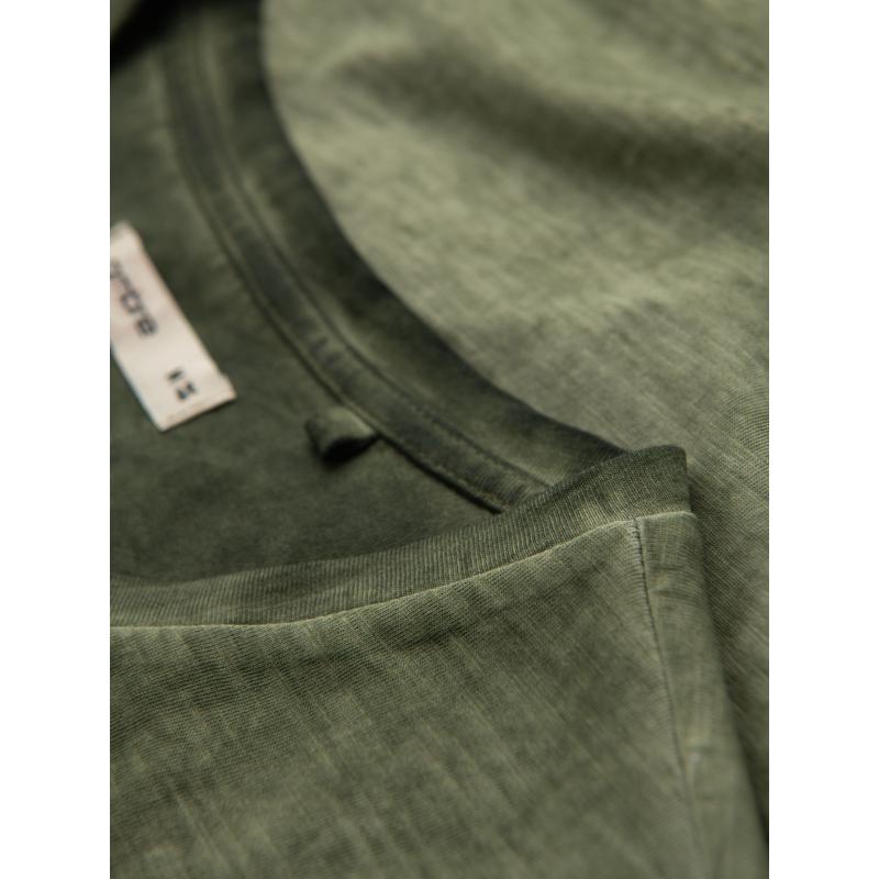 Pánské bavlněné tričko s výstřihem do V a efektem praní – olivové V9 OM-TSWT-0242