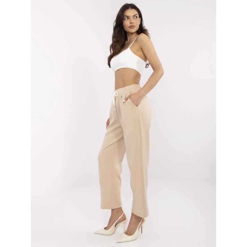 Világos bézs alap nadrág zsebekkel