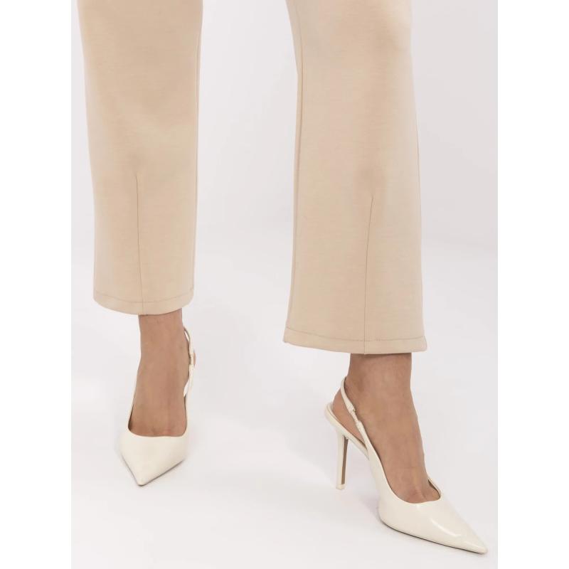 Világos bézs alap nadrág zsebekkel