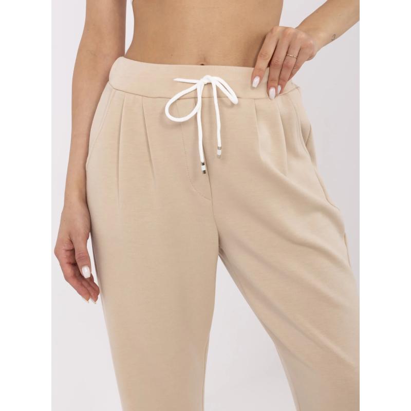 Világos bézs alap nadrág zsebekkel