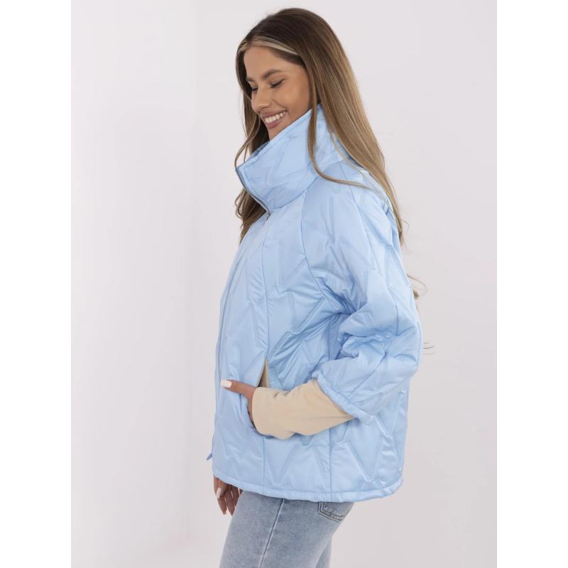 Svetlo modrý prešívaný kabát s dlhými manžetami