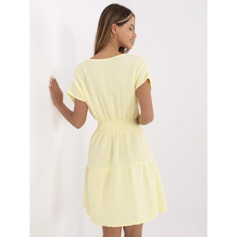 Světle žluté mušelínové šaty s gumou v pase