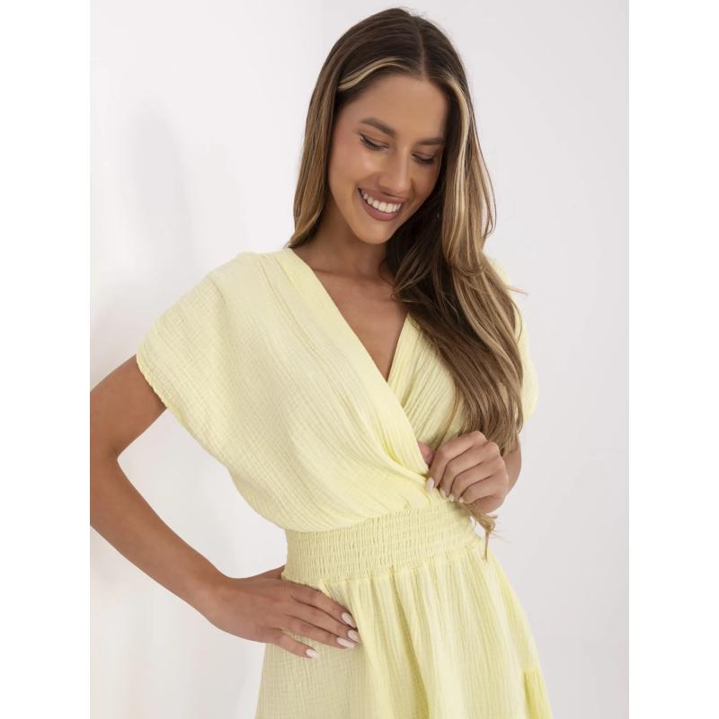 Světle žluté mušelínové šaty s gumou v pase