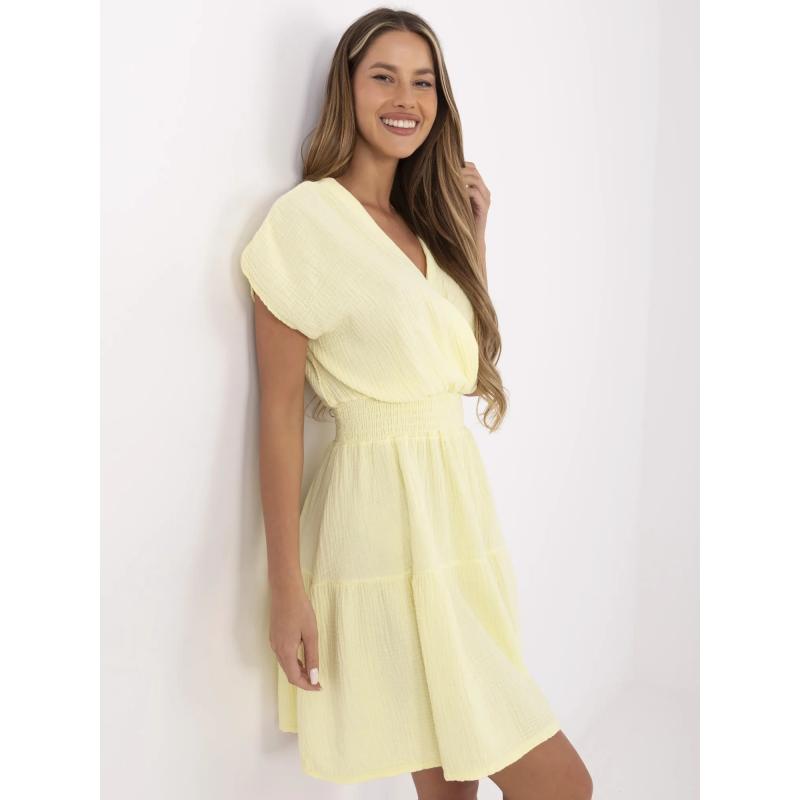 Světle žluté mušelínové šaty s gumou v pase