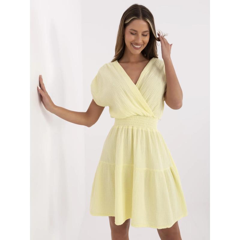 Světle žluté mušelínové šaty s gumou v pase