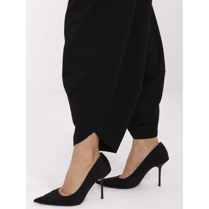 Fekete nadrág hasítékokkal