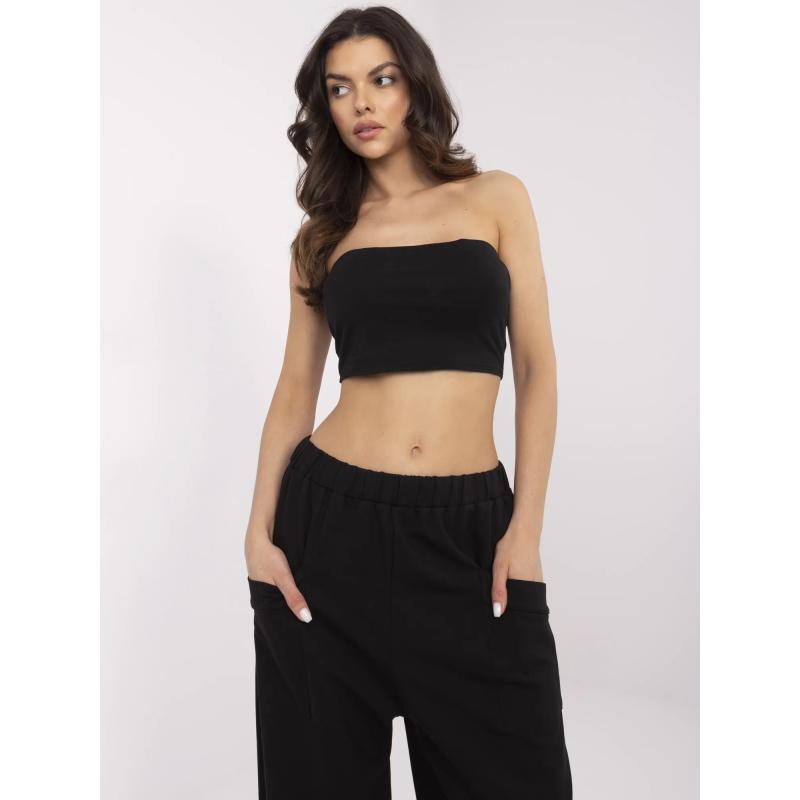 Fekete nadrág hasítékokkal