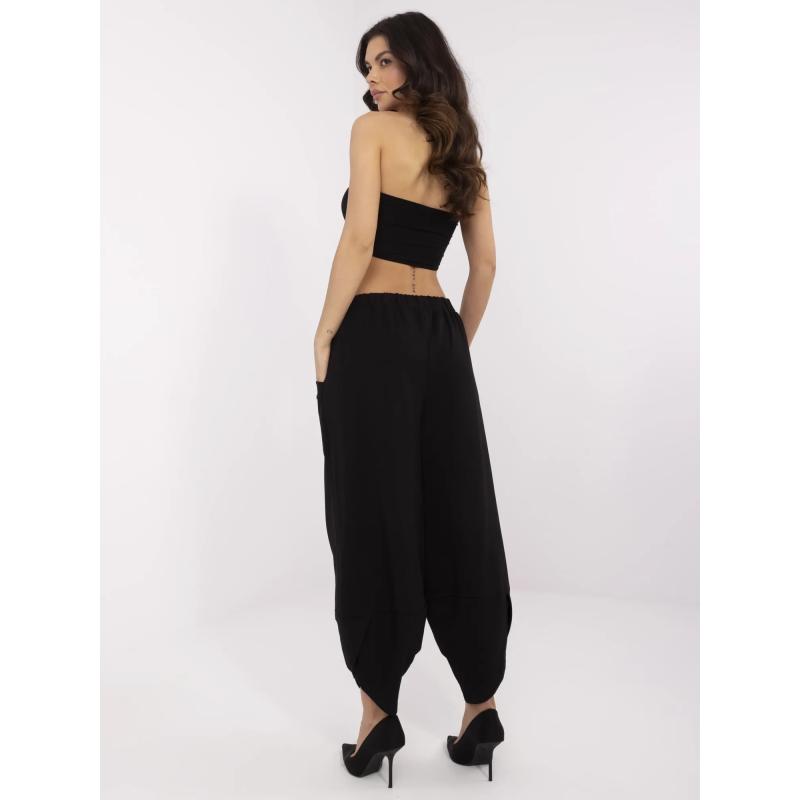 Fekete nadrág hasítékokkal