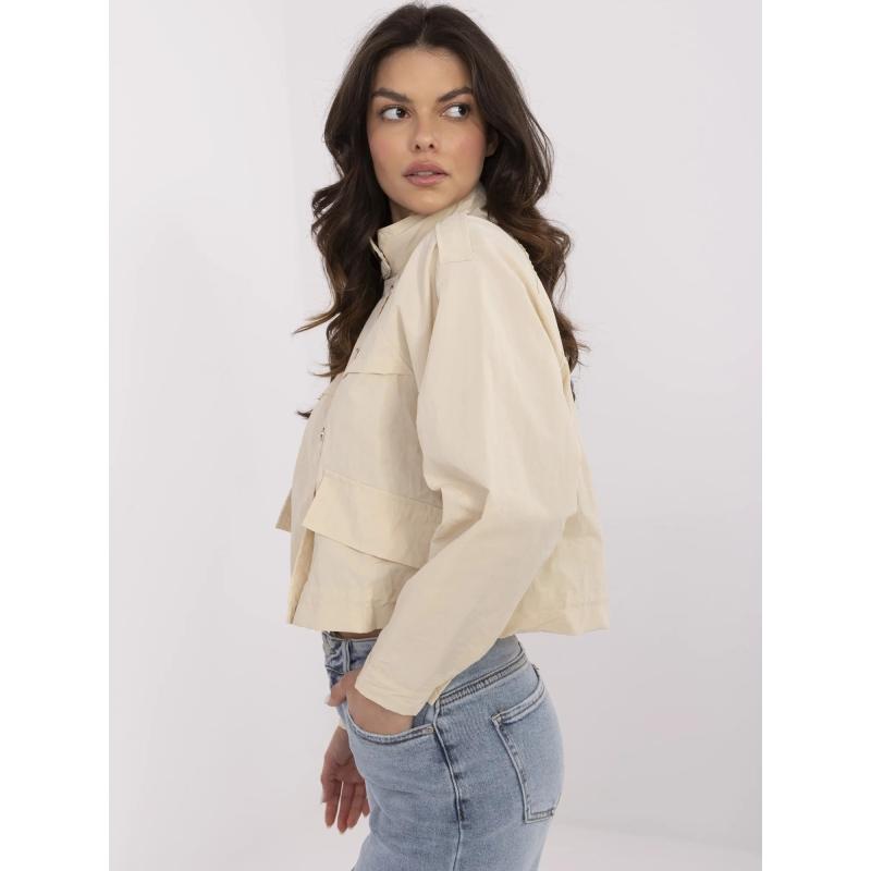 Bežový kabát so zipsom a patentkami