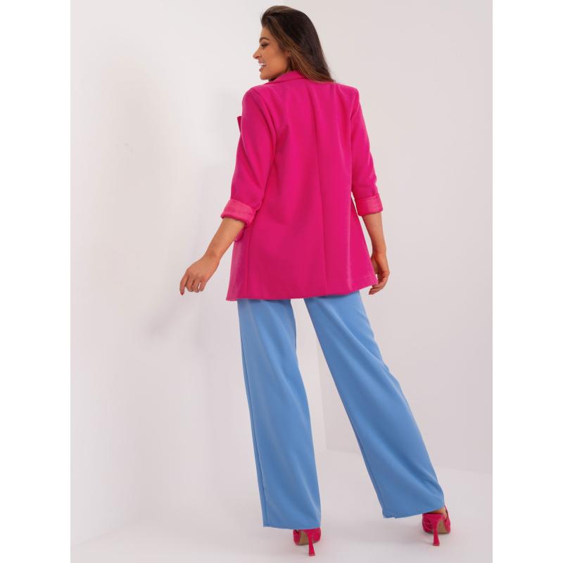 Fukszia színű, elegáns kabát díszgombokkal