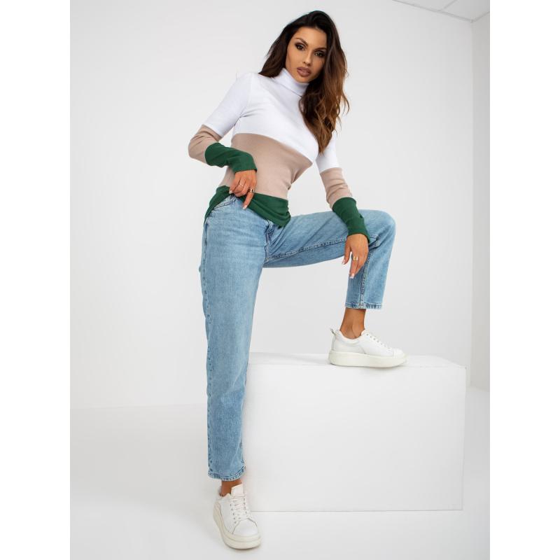 Világos lila kötött pulóver copfokkal