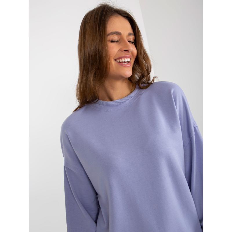 Világos lila, laza pulóver kapucni nélkül, hasítékokkal