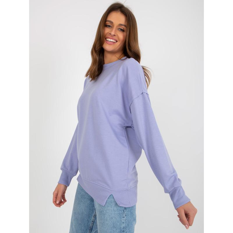 Világos lila, laza pulóver kapucni nélkül, hasítékokkal