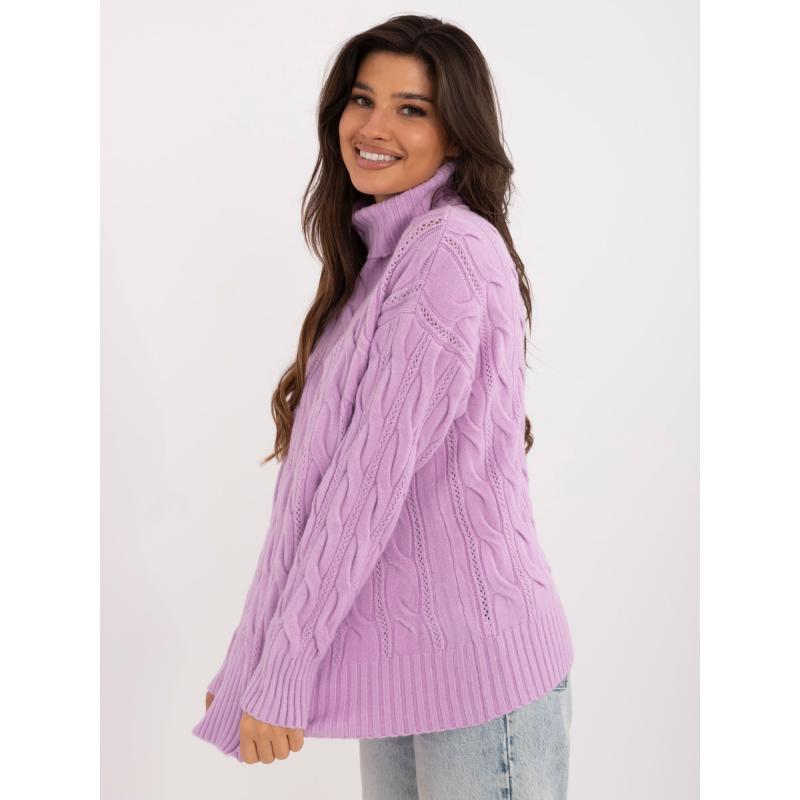 Világos lila pulóver rolós nyakkal és viszkózzal