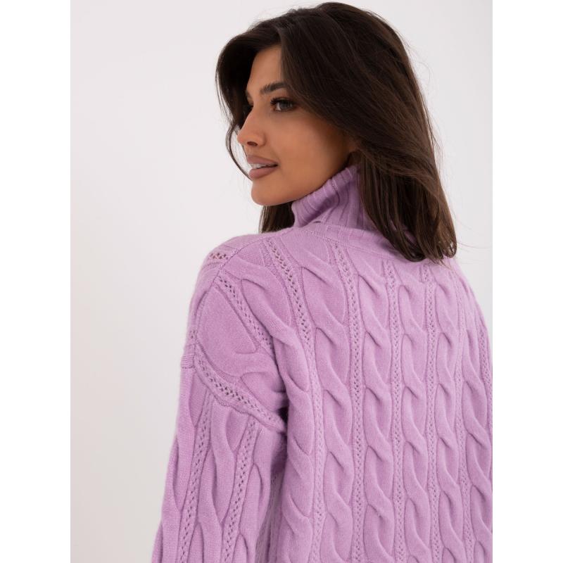 Világos lila pulóver rolós nyakkal és viszkózzal