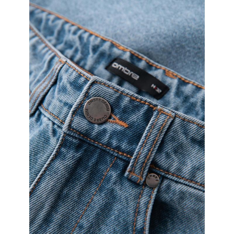 Pánske krátke džínsové šortky s roztrhnutou nohavicou a dierami - svetlomodré V2 OM-SRDS-0157