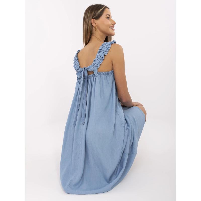 Kék nyári ruha nyakkendővel a hátán