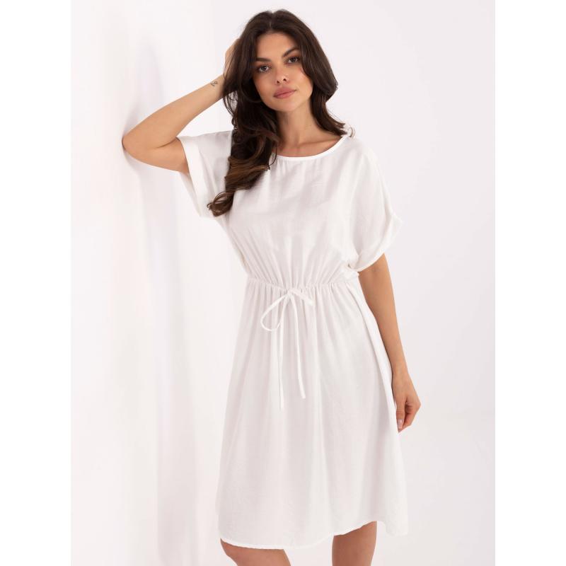Bílé rozevláté šaty na léto