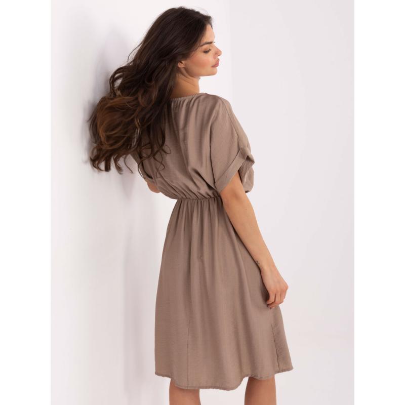 Tmavě béžové letní šaty s krátkým rukávem