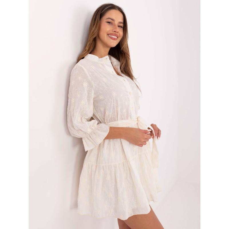 Světle béžové šaty s výšivkou a volánem