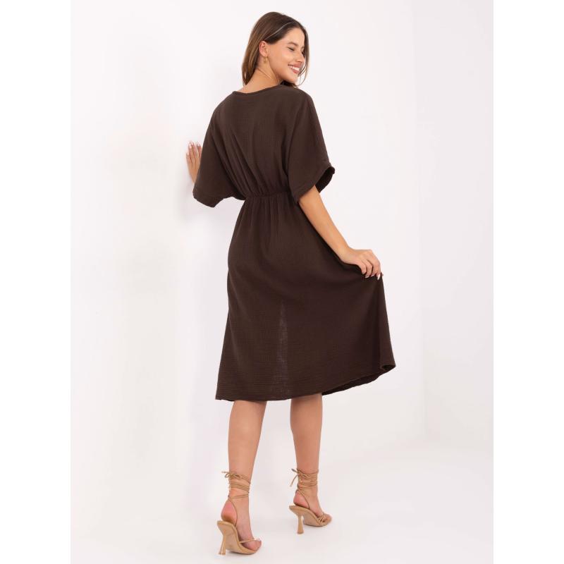 Sötétbarna muszlin ruha borítékolt nyakkivágással