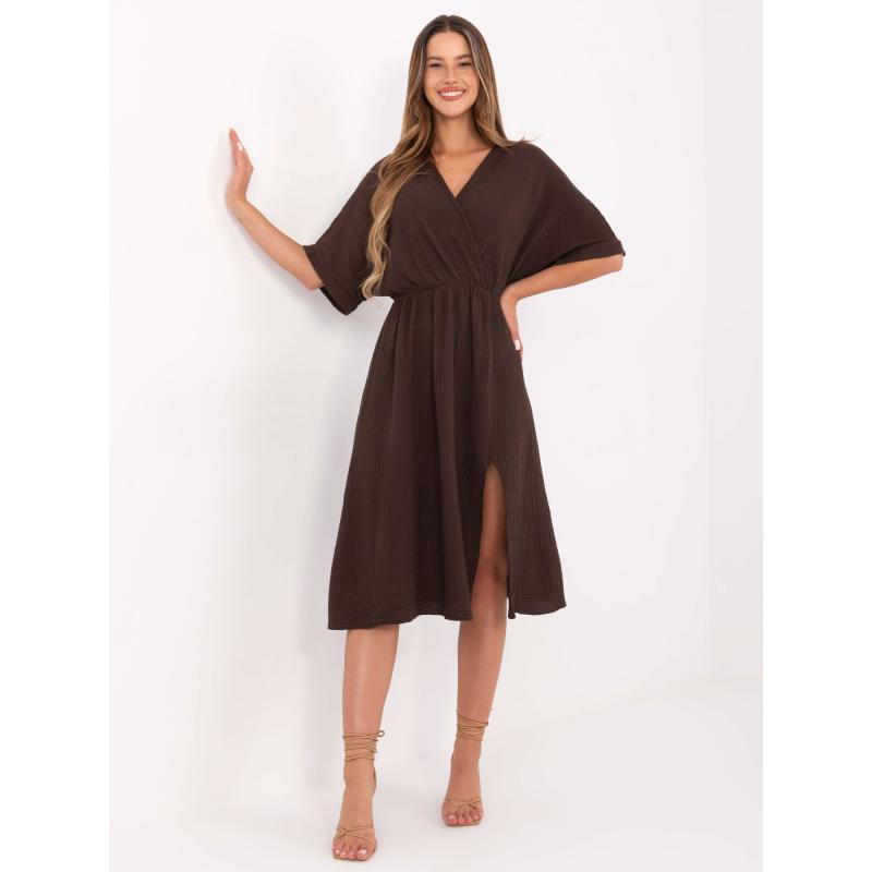 Sötétbarna muszlin ruha borítékolt nyakkivágással