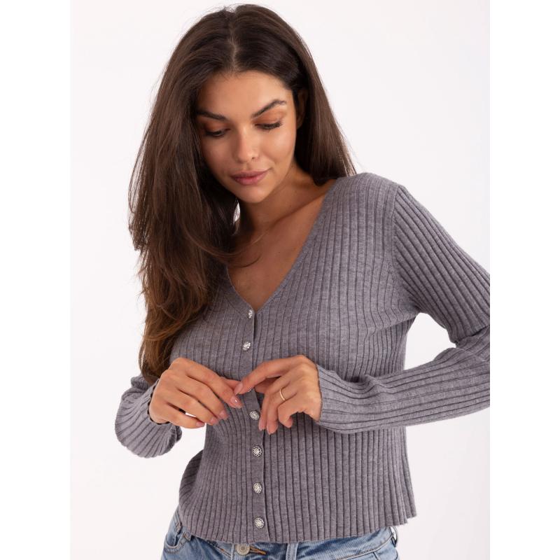 Sivý sveter s ozdobnými gombíkmi